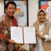 Pemimpin Redaksi Suara.com Suwarjono bersama Pendiri CORE Indonesia Hendri Saparini, Ph.D menandatangani MoU Kerja Sama Youth Economic Summit 2024.