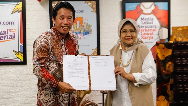 Pemimpin Redaksi Suara.com Suwarjono bersama Pendiri CORE Indonesia Hendri Saparini, Ph.D menandatangani MoU Kerja Sama Youth Economic Summit 2024.