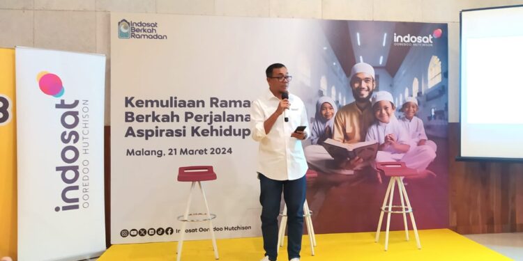 Head of Region East Java Indosat, Prio Sasongko saat memaparkan kesiapan pelayanan jaringan seluler jelang mudik lebaran 2024 di Malang, Jawa Timur. Foto: Azmy