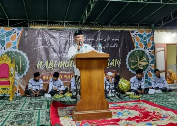 Gus Shodiq, sapaat Warek II Unisma saat isi pengajian di Bawean, Gresik. Foto / dok