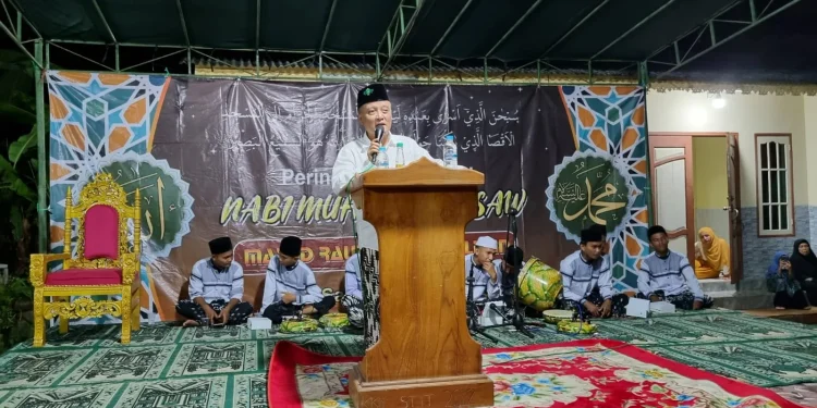 Gus Shodiq, sapaat Warek II Unisma saat isi pengajian di Bawean, Gresik. Foto / dok