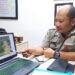 Kepala BPBD Kota Batu, Agung Sedayu, menunjukkan opsi lahan untuk relokasi yang aman di 4 titik di Dusun Brau. Ini solusi bagi dampak tanah bergerak. Foto; Azmy