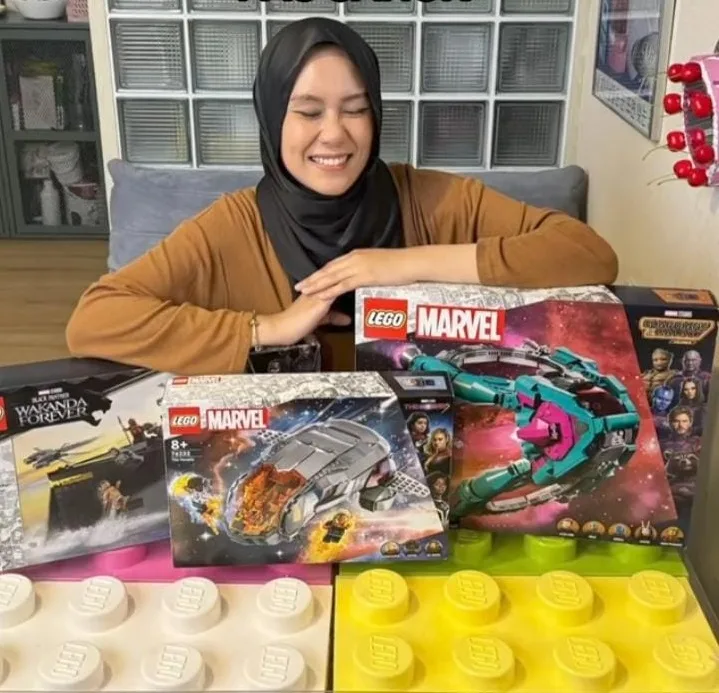 Salah satu influencer bernama Shadira yang membuat konten tentang dirinya sedang merakit lego dan mendapatkan 2.2M views di platform tiktok menjadi bukti bahwa, lego tidak hanya digemari oleh anak anak melainkan orang dewasa juga / Foto : Tiktok / By : @shadirafirdausi