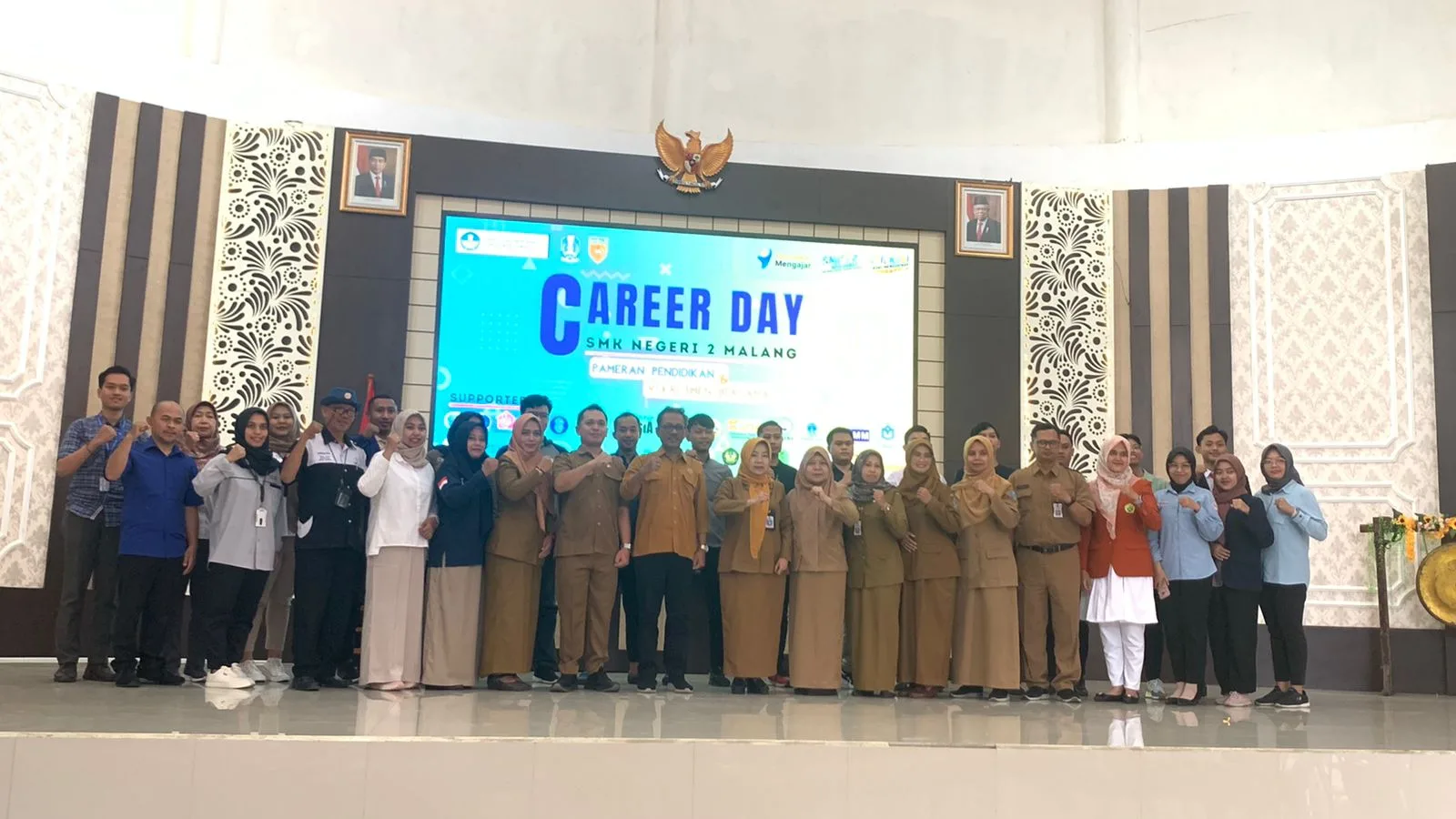 Foto bersama Kepala Cabang Dinas Pendidikan Provinsi Jawa Timur Wilayah Kota Malang dan Kota Batu, Dr Hastini Ratna Dewi MPd, didampingi Kepala Sekolah SMK Negeri 2 Kota Malang, Dr Drs Hari Mulyono MT bersama jajaran perwakilan perguruan tinggi dan iduka. Foto / Feni Yusnia