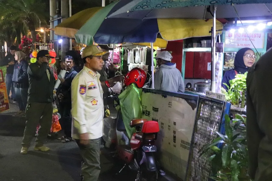 Penertiban kepada sejumlah PKL melanggar aturan oleh Satpol PP. Foto: Satpol PP KWB