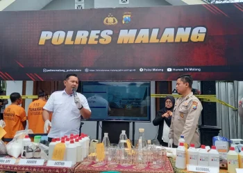 Kasatresnarkoba Polres Malang saat menjelaskan peran tersangka dalam produksi sabu di Prigen. Foto: Aisyah Nawangsari Putri