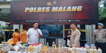 Kasatresnarkoba Polres Malang saat menjelaskan peran tersangka dalam produksi sabu di Prigen. Foto: Aisyah Nawangsari Putri