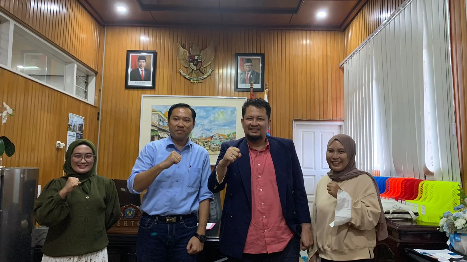 Foto bersama Rektor ITN Malang Awan Uji Krismanto ST MT (kemeja biru); CEO TMG Irham Thoriq (jas hitam); Stad Sales & Marketing TMG Amanda (baju kuning); ditemani kepala Humas ITN Malang Reni Supiati (baju hijau) usai berdiskusi di ruang kerja rektor. Foto / Feni Yusnia