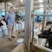 Pj Wali Kota Batu, Aries Agung Paewai, berkunjung ke salah satu peternak sapi perah sukses di Desa Tlekung, Junrejo. Produk turunannya mulai olahan keju hingga butter. Foto: Prokopim KWB
