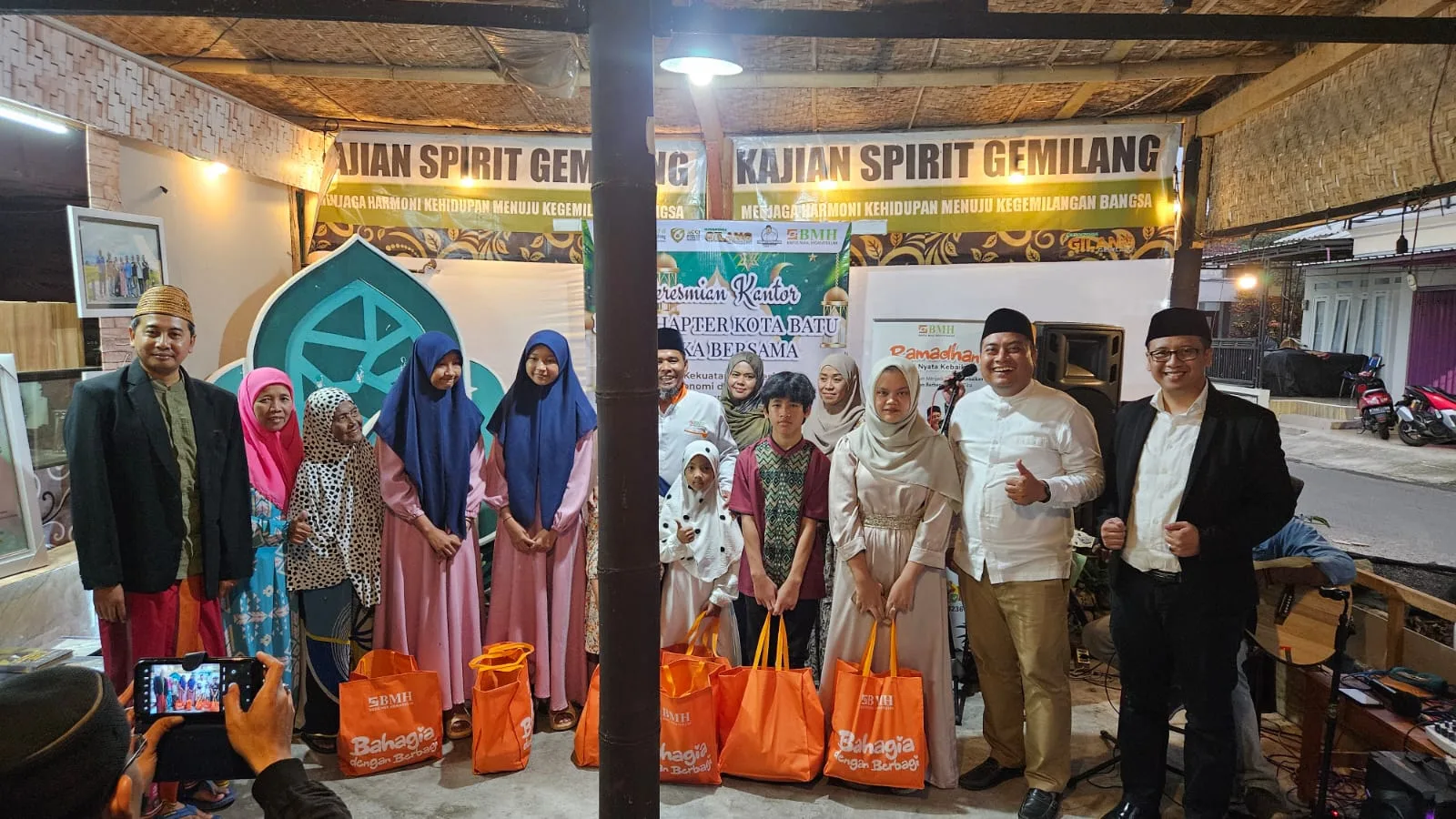 Pemberian santunan kepada anak yatim piatu serta janda oleh tim NGG. Foto/dok for TM
