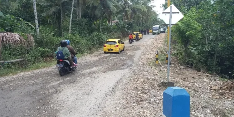 Jalur Gondanglegi-Balekambang jadi perhatian polisi dalam pelaksanaan Operasi Ketupat Semeru 2024. Di beberapa titik dipasang rambu tambahan keselamatan. Foto: Aisyah Nawangsari Putri