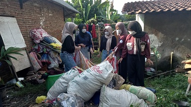 Mahasiswa Fakultas Vokasi UMM memilah barang-barang yang ada di rumah untuk kemudian dikeluarkan. Foto: Aisyah Nawangsari Putri
