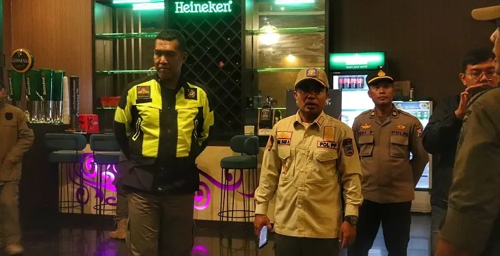 Kasatpol PP Kota Batu Abdul Rais saat sidak di tempat hiburan malam yang diduga tetap beroperasi selama Ramadan 2024. Foto: Istimewa