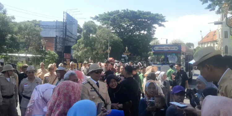 Pj Wali Kota Malang, Wahyu Hidayat berfoto bersama emak emak saat memimpin pawai di kawasan Kayutangan. (Foto/M Sholeh)