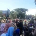 Pj Wali Kota Malang, Wahyu Hidayat berfoto bersama emak emak saat memimpin pawai di kawasan Kayutangan. (Foto/M Sholeh)