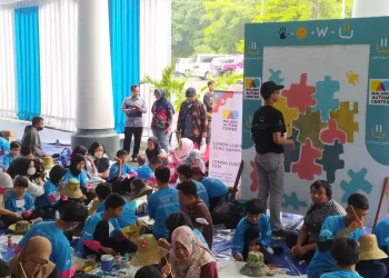 Ratusan anak penyandang autis asyik melukis tong sampah dalam peringatan Hari Peduli Autisme Sedunia di Balai Kota Among Tani Batu, Selasa (2/4/2024). Foto: Azmy
