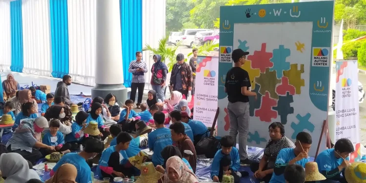 Ratusan anak penyandang autis asyik melukis tong sampah dalam peringatan Hari Peduli Autisme Sedunia di Balai Kota Among Tani Batu, Selasa (2/4/2024). Foto: Azmy