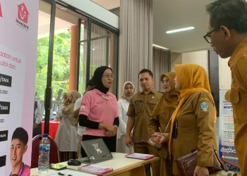 Kepala Cabang Dinas Pendidikan Provinsi Jawa Timur Wilayah Kota Malang dan Kota Batu, Dr Hastini Ratna Dewi MPd, didampingi Kepala Sekolah SMK Negeri 2 Kota Malang, Dr Drs Hari Mulyono MT meninjau salah satu tenan iduka. Foto / Feni Yusnia