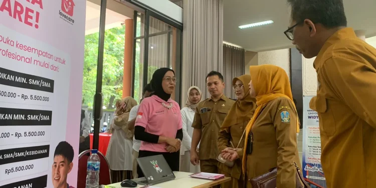 Kepala Cabang Dinas Pendidikan Provinsi Jawa Timur Wilayah Kota Malang dan Kota Batu, Dr Hastini Ratna Dewi MPd, didampingi Kepala Sekolah SMK Negeri 2 Kota Malang, Dr Drs Hari Mulyono MT meninjau salah satu tenan iduka. Foto / Feni Yusnia