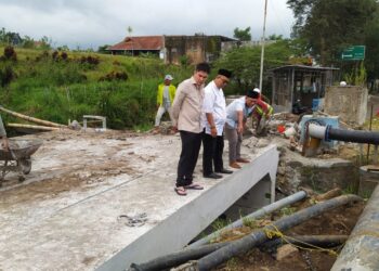 Kepala Dinas PUPR Kota Batu Alfi Nurhidayat saat mengecek pembangunan jembatan Kali Paron Kota Batu. Ditargetkan selama lebaran 2024 sudah bisa dilewati. Foto: Azmy