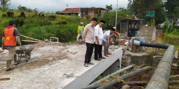 Kepala Dinas PUPR Kota Batu Alfi Nurhidayat saat mengecek pembangunan jembatan Kali Paron Kota Batu. Ditargetkan selama lebaran 2024 sudah bisa dilewati. Foto: Azmy