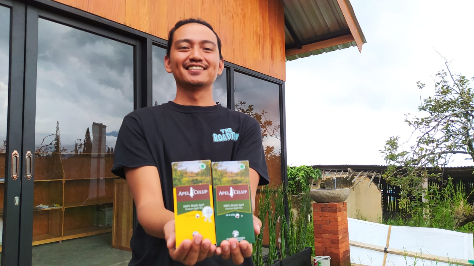 Alfredo Dhilan, pengusaha muda di Kota Batu saat menunjukkan produk bikinannya Apel Celup. Foto: Azmy