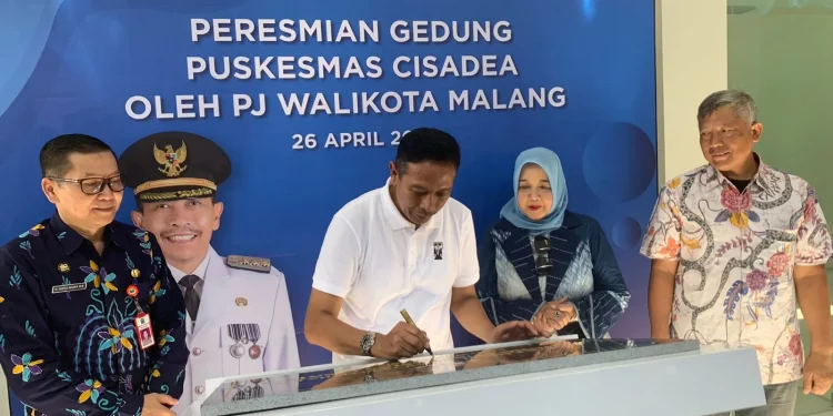 Pj Wali Kota Malang Wahyu Hidayat (baju putih) bersama jajaran saat meresmikan gedung Puskesmas Cisadea. Foto / Feni Yusnia