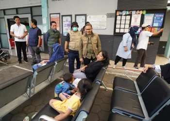 Pj Wali Kota, Batu Aries Agung Paewai, bersama Plt Kadinkes Aditya Prasaja meninjau kesiapan layanan puskesmas selama Lebaran 2024. Foto: Prokopim KWB