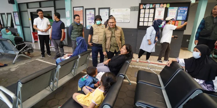 Pj Wali Kota, Batu Aries Agung Paewai, bersama Plt Kadinkes Aditya Prasaja meninjau kesiapan layanan puskesmas selama Lebaran 2024. Foto: Prokopim KWB