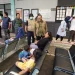 Pj Wali Kota, Batu Aries Agung Paewai, bersama Plt Kadinkes Aditya Prasaja meninjau kesiapan layanan puskesmas selama Lebaran 2024. Foto: Prokopim KWB
