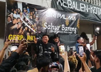 Denny Caknan tampak larut dalam kemeriahan tradisi patrol Ramadan di Kampung Kebalen Malang. Foto: Azmy
