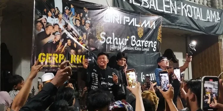 Denny Caknan tampak larut dalam kemeriahan tradisi patrol Ramadan di Kampung Kebalen Malang. Foto: Azmy