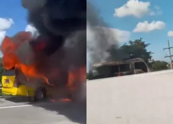 Satu unit minibus terbakar di Jalan Tol Surabaya-Malang KM 64 pada hari Sabtu (13/4/2024) /Foto: Tangkapan layar media sosial X, @infomalang