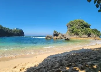 Salah satu pantai di Malang Selatan, Watu Leter. Jelajah terumbu karang memberikan pengalaman yang mengesankan. Foto: Google/Muhammad Qomarulloh