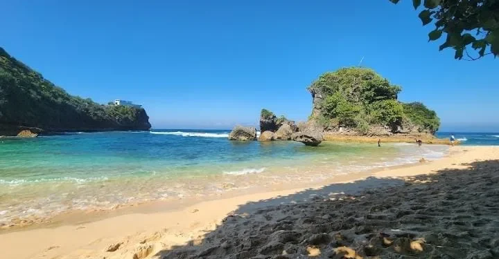 Salah satu pantai di Malang Selatan, Watu Leter. Jelajah terumbu karang memberikan pengalaman yang mengesankan. Foto: Google/Muhammad Qomarulloh