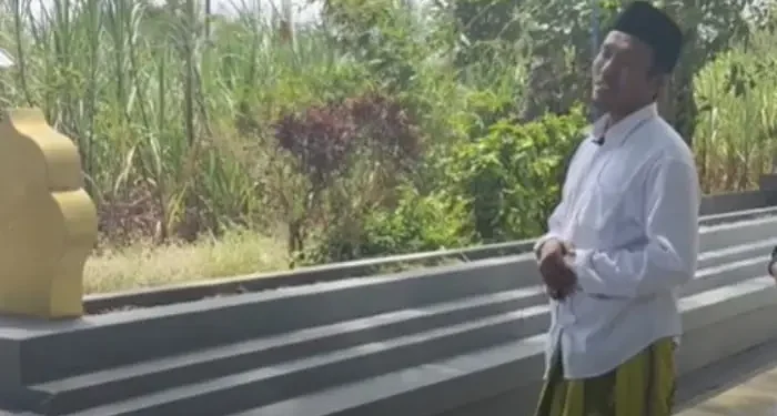 Informasi seputar makam Syekh Sayyid Ja’far Ma’ruf Al Maghrobi yang makamnya memiliki panjang 10 meter dan sebagai makam ulama terpanjang di Kabupaten Malang /Foto: Tangkapan layar kanal YouTube, Ali Musthofa
