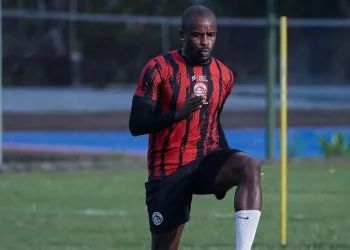 Pemain Arema FC, Greg Nwokolo curhat melawan rasa lelah di tengah misi menyelamatkan tim dari ancaman degradasi/Foto: Instagram @aremafcofficial