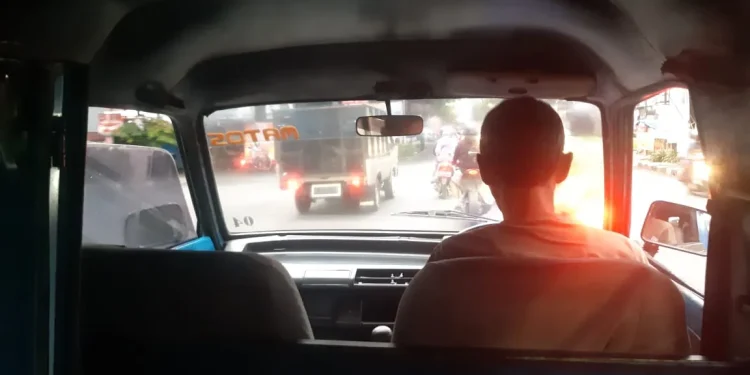 Sopir angkot di Kota Malang mengoperasikan armadanya di tengah minimnya penumpang. (Foto/M Sholeh)