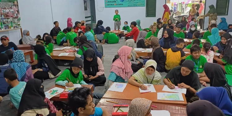 Baksos Fakultas Vokasi UMM dengan anak-anak penyandang disabilitas di Koramil 07/Pakisaji, Kabupaten Malang, Selasa (2/4/2024). Foto/Feni Yusnia
