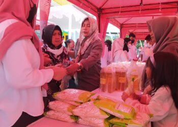 Antrean warga mendapatkan sembako murah di Pasar Murah di RSUD Karsa Husada Kota Batu, Rabu (3/4/2024). Foto: Azmy