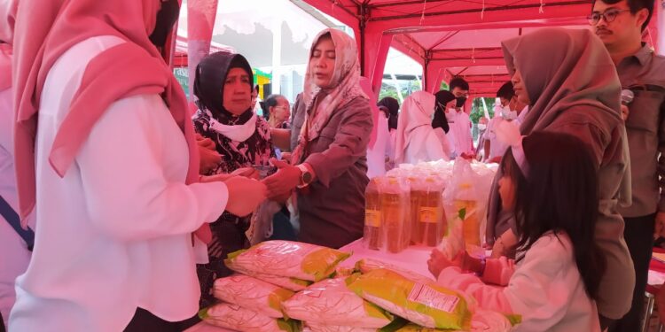Antrean warga mendapatkan sembako murah di Pasar Murah di RSUD Karsa Husada Kota Batu, Rabu (3/4/2024). Foto: Azmy