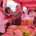 Antrean warga mendapatkan sembako murah di Pasar Murah di RSUD Karsa Husada Kota Batu, Rabu (3/4/2024). Foto: Azmy