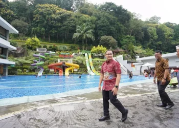Pj Wali Kota Batu Aries Agung Paewai saat meninjau kesiapan pelayanan wisatawan di sejumlah destinasi seperti Selecta hingga desa-desa wisata. Foto: Prokopim KWB