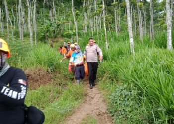 Petugas melakukan evakuasi jenazah pemuda asal Sukun. Foto: istimewa