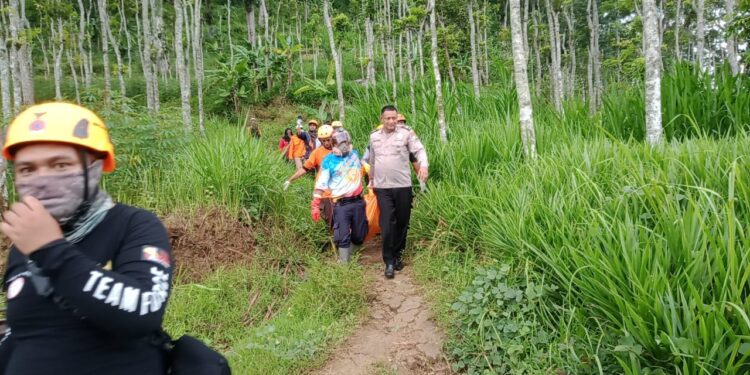 Petugas melakukan evakuasi jenazah pemuda asal Sukun. Foto: istimewa