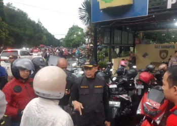 Pj Wali Kota Malang, Wahyu Hidayat, melakukan tinjauan arus lalu lintas jelang lebaran 2024. (Foto/M Sholeh)
