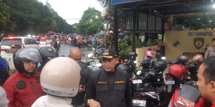 Pj Wali Kota Malang, Wahyu Hidayat, melakukan tinjauan arus lalu lintas jelang lebaran 2024. (Foto/M Sholeh)
