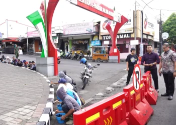 Pj Wali Kota Batu Aries Agung Paewai saat meninjau perbaikan fasilitas umum di Alun-Alun Kota Bau. Foto: Prokopim KWB