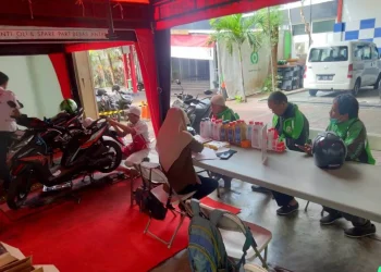 Mitra driver Gojek mengikuti program swadaya perawatan kendaraan. Melalui program ini Gojek memberikan potongan harga bagi kendaraan para mitra untuk kenyamanan dan keamanan mudik. Foto/dok for TM