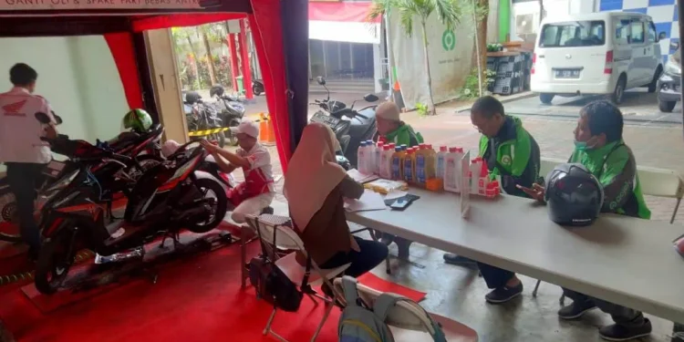 Mitra driver Gojek mengikuti program swadaya perawatan kendaraan. Melalui program ini Gojek memberikan potongan harga bagi kendaraan para mitra untuk kenyamanan dan keamanan mudik. Foto/dok for TM